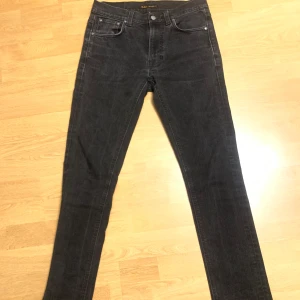 Svarta jeans från Nudie Jeans - Säljer ett par svarta jeans från Nudie Jeans i mycket bra skick. Pris kan diskuteras.