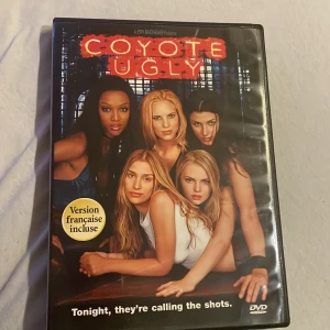Coyote Ugly DVD - Säljer en DVD av filmen Coyote Ugly. Den har en engelsk och fransk version inkluderad. Filmen handlar om en ung kvinna som försöker uppfylla sina drömmar i New York. DVD:n innehåller specialfunktioner som borttagna scener och bakom kulisserna-material. Perfekt för filmkvällar!