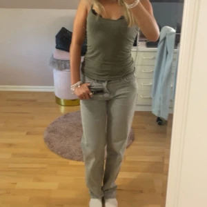 Grå Jeans från Gina  - Gråa jeans från Gina Tricot. De är i storlek 34 men passar mig som vanligtvis har storlek 36. Skriv gärna om ni har frågor! 
