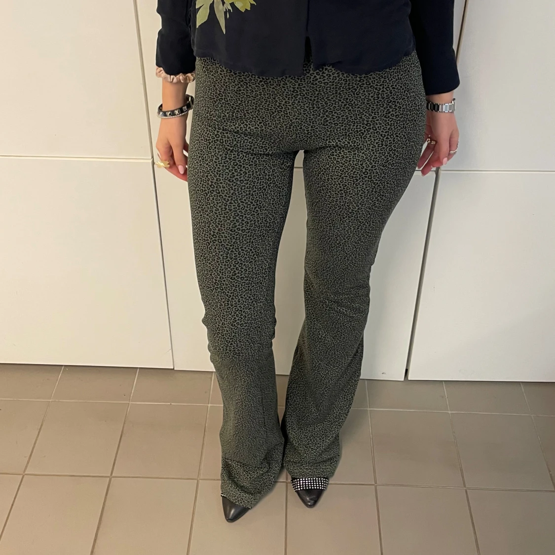 GRÖNA MÖNSTRADE BYXOR  - 90