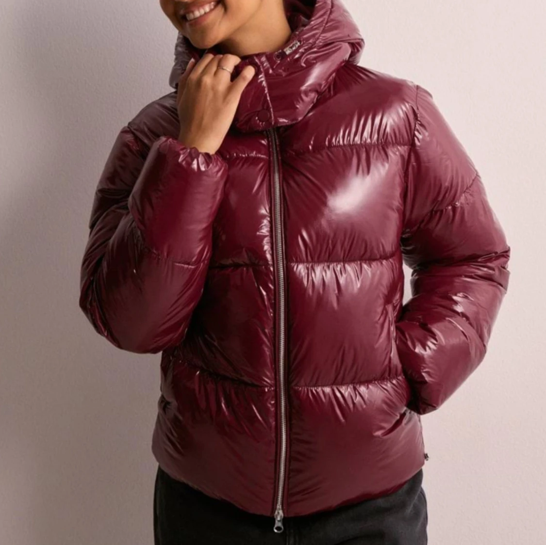 Vinröd pufferjacka NELLY slutsåld