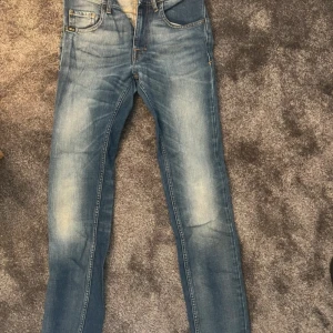 Tiger of Sweden jeans - Säljer nu ett par riktigt schyssta tiger of Sweden jeans. Jeansen är storlek 29/32 men små i storlek. Nypris på dessa ligger väl runt 1800. Vid minsta fråga är det bara att höra av sig. Priset är inte hugget i sten. Med vänlig hälsning, Morris 