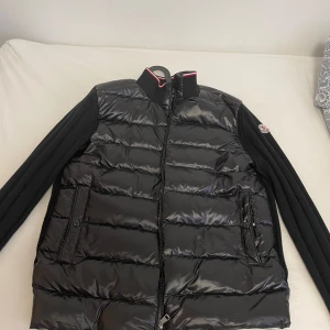Moncler höst/vår jacka - Moncler jacka använd 1-2 ggr. Alla stämplar och etiketter finns. Strolek medium. Kan skicka fler bilder på begäran, kan tänk mig sänka priset vid snabb affär 