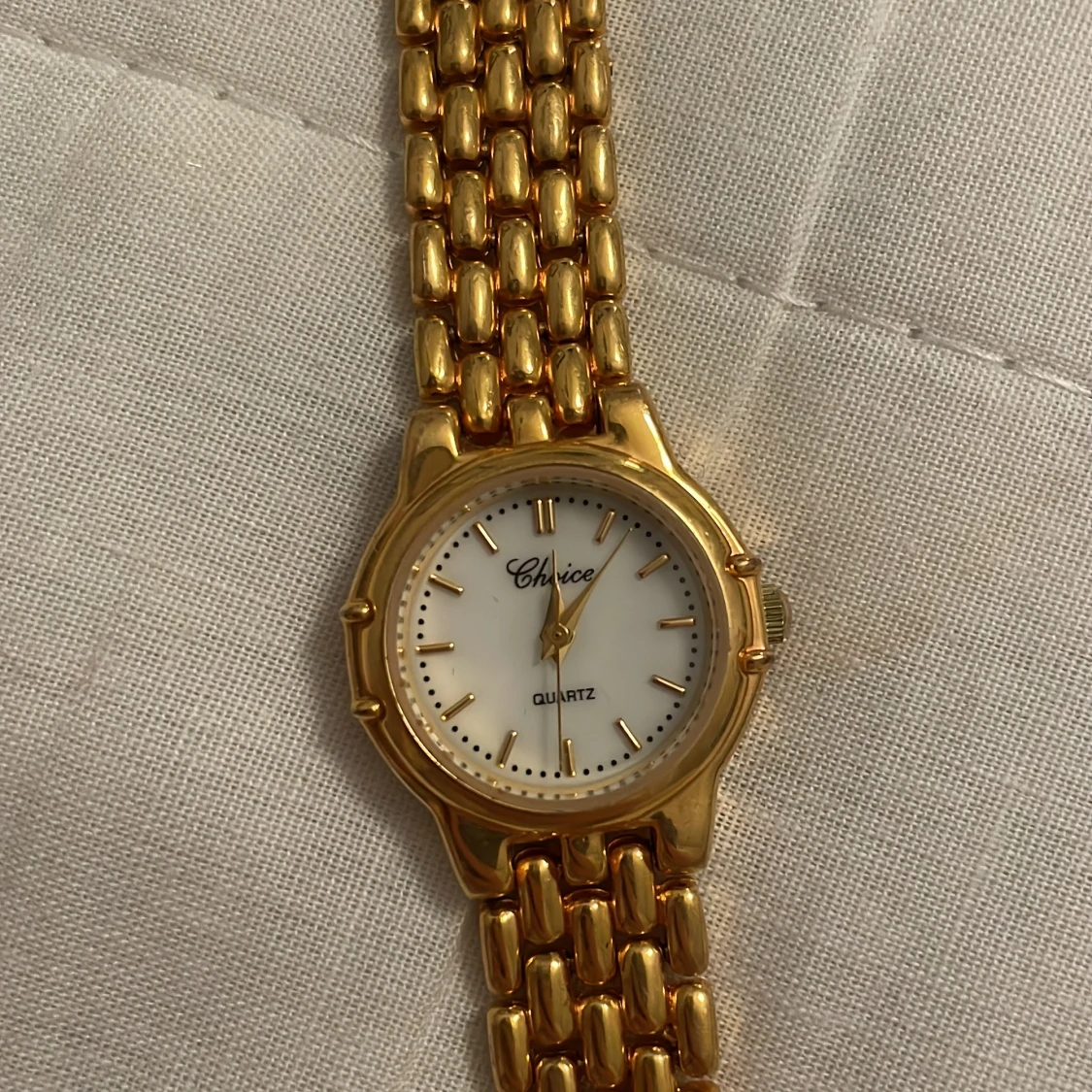 Guldfärgad klocka från Choice - 90