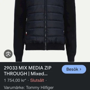 Svart mix media jacka från Tommy Hilfiger - Snygg svart mix media jacka från Tommy Hilfiger med dragkedja och quiltad design. Jackan har långa ärmar och en stilren look, perfekt för en modern garderob. Skick 9/10. Pris kan diskuteras
