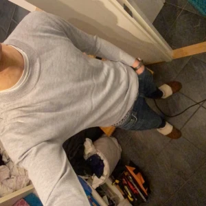 Grå kashmir tröja - Säljer en stilren grå kashmirtröja med rund hals. Perfekt för en avslappnad look och passar bra till jeans. Tröjan har en normal passform och är gjord i ett mjukt material.