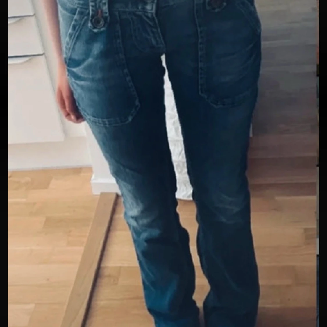 Blå jeans med fickdetaljer - 91