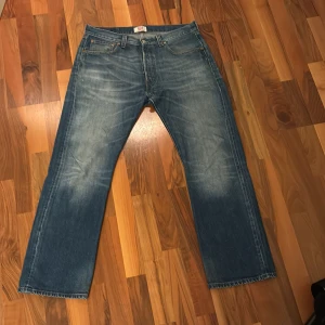 Levi's 501 - Säljer ett par klassiska blå Levi's 501 jeans. De är i gott skicka 4/5. Nypris ca 1150