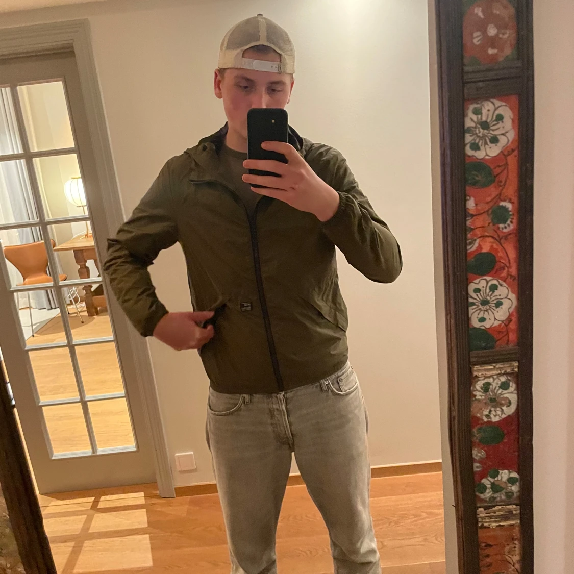 Grön vindjacka med huva