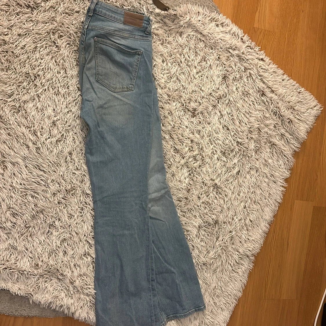 Ljusblå bootcut jeans