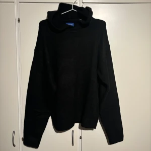 Stickad hoodie  - Säljer denna stickade hoodie från Jack and Jones. Skick 10/10 endast testad aldrig använd. Storleken är S men den är större i storleken skulle rekommendera längden 180-190cm. 