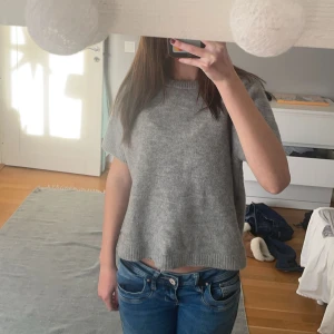 Grå stickad t-shirt från Zara - Säljer en mysig grå stickad tröja från Zara i storlek M. Men den passar som en xs. Liten defekt men det syns inte när man har på sig den (se 4:de bilden)Kom gärna med prisförslag💗
