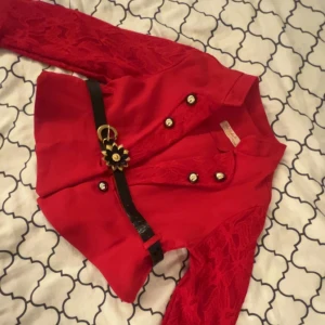 Röd kavaj med spetsdetaljer - Passar till 3-4 år 