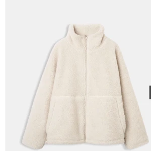 Vit teddyjacka från Carin Wester  - Jag säljer denna jättemysiga teddyjacka från Carin Wester eftersom att den inte kommer till användning. Den är knappt använd och är i toppskick. Nypris 799kr jackan är helt slutsåld. Skriv för fler frågor 💕💕.