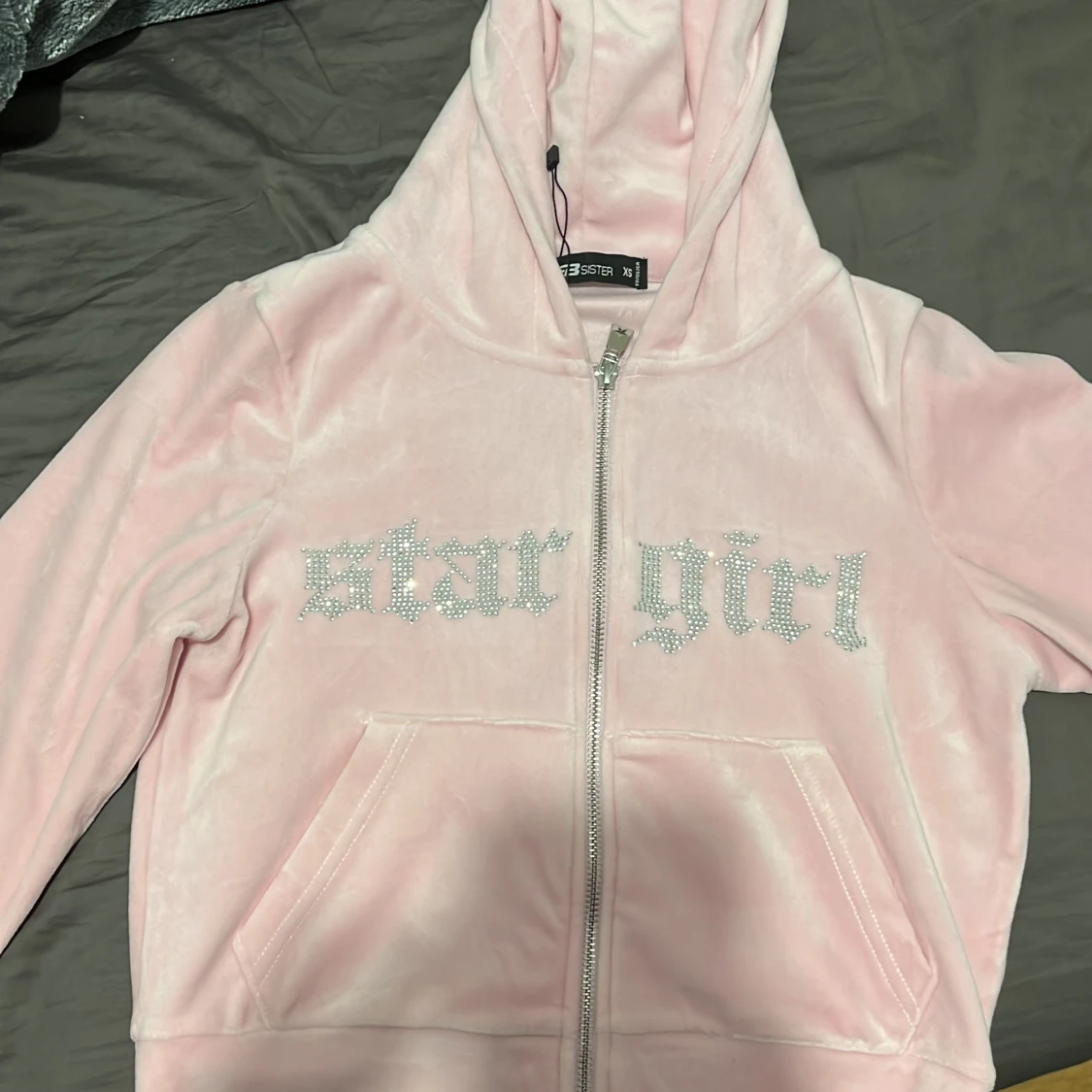 Rosa hoodie och byxor med text