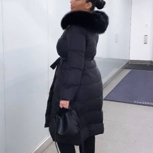 Svart lång vintern jacka/ HELT NY, ALDRIG ANVÄND💗 - Hej! Jag säljer min jacka som jag beställt hem från furstockholm på instagram. Den är i storlek S. Den är aldrig använd eftersom jag inte gilla den så mycket därför tänkte jag sälja den. Jackan är helt ny! Aldrig använd! Pälsen går att ta av och den är äkta! 🩷💗💗jag köpte den för 2700kr. Tänker sälja den för 1700kr vid snabb affär! 