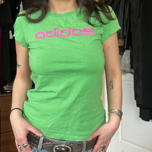 ball tröja - snygg grön tshirt från adidas med rosa detalj