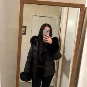 Svart dunjacka med svart päls - Oanvänd, köpt för 1700 kr