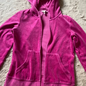 Juicy couture  - Rosa juicy couture tröja med tryck på ryggen! Trycket är lite urtvättad, men annars är det bra skick! Köpare står för frakt! Tvättar innan jag skickar!