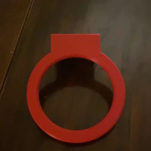 Röd basketboll hållare - Säljer en röd basketboll hållare i plast. Bollen får plats i mitten och håller den i plats