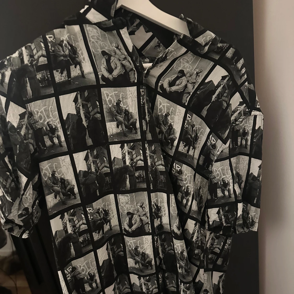 Svartvit kortärmad skjorta med fototryck