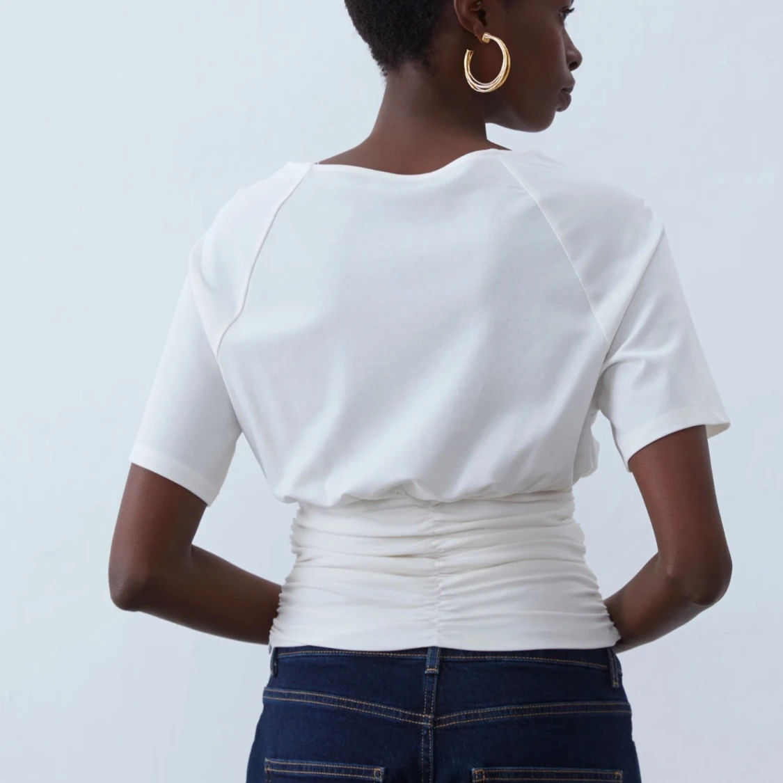 Vit kortärmad topp med rynkdetalj - 90