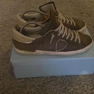 Philippe Model skor - Säljer nu dessa grå Philippe Model skor.  De är slitna på insidan, men är i ett helt ok skick på utsidan. Box medelföljer!