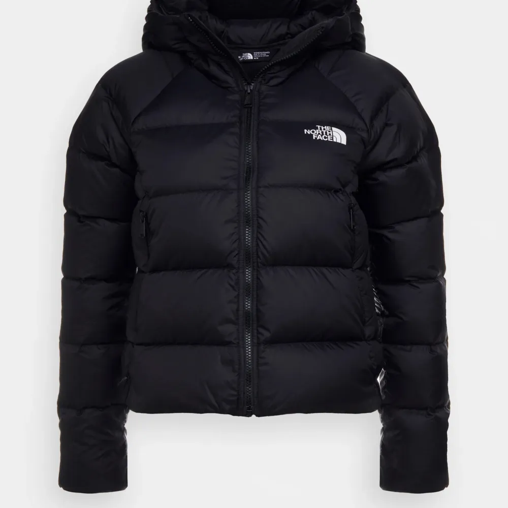 Säljer en svart pufferjacka från The North Face. Jackan är i fint skick. Men har ett jättelitet hål på insida höger arm, det är igensytt så är inget som märks. Kommer inte till användning längre så därför säljer jag. Nypris 2900kr🩷. Takit.