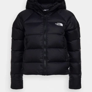 Svart pufferjacka från The North Face - Säljer en svart pufferjacka från The North Face. Jackan är i fint skick. Men har ett jättelitet hål på insida höger arm, det är igensytt så är inget som märks. Kommer inte till användning längre så därför säljer jag. Nypris 2900kr🩷