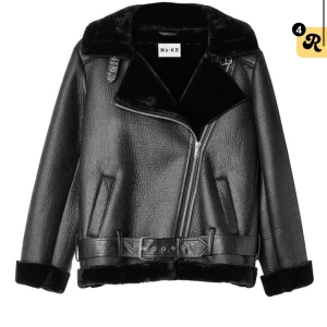 Svart skinnjacka från NA-KD - Snygg svart skinnjacka från NA-KD med dragkedja och bälte i midjan. Den jag har är nästan samma men väldigt lik denna på bild skriv privat för fler bilder, den sälj inte längre men jag har använt den knappt 3ggr-ny skick. Fusk päls och väldigt snygg jacka som håller värmen på vintern! Ny pris var ca 700-800kr