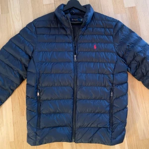 Polo Ralph Lauren jacka - Svart vår/vinter jacka Ralph lauren. Säljer då jag knappt användt den, dvs i princip nyskick. Strl.M. Vid frågor hör av er! Nypris ca, 2,5-3K