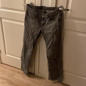 Grå jeans från Weekday - Säljer ett par grå jeans från Weekday i modellen Arrow Low Straight. De har en klassisk femficksdesign och är lågmidjade med en rak passform. Perfekta för en avslappnad stil.