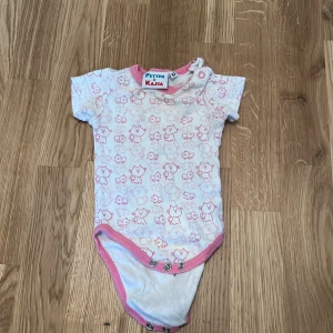 Body - Vit och rosa body med katter på i storlek 62 från Petter & Kajsa