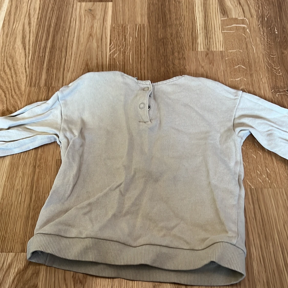 Beige tröja med volangkrage från H&M - 92