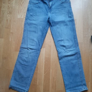 Wrangler Texas  - Säljer ett par straight fit jeans från Wrangler i storlek 30/32. Köpta för drygt ett år sedan och de är i mycket gott skick. 
