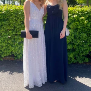 Balklänning - Säljer min balklänning! Använd en gång, uppsydd för att passa mig (165 cm + 6 cm klackar ungefär) och har justerbara band🩷väskan finns också att köpa till för 200kr (priset 1500kr inkluderar inte väskan)!