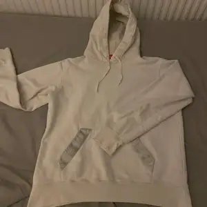 Säljer en vit hoodie av supreme i storlek medium. Den är i bra skick och har endast ett fåtal skavanker som inte syns. Riktigt snygg och jag diggar att det inte är en stor supremelogga mitt på bröstet utan det är mer diskret. Skitenkel att styla med vad som helst. Nypris ligger runt 4000kr