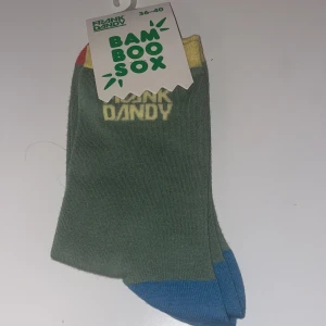 Färgglada bambustrumpor från Frank Dandy - Säljer ett par superbekväma bambustrumpor från Frank Dandy i storlek 36-40. De är gröna med färgglada detaljer i rött, gult och blått. Perfekta för att liva upp vilken outfit som helst! 🧦