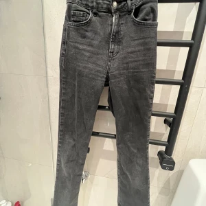 Svarta jeans i bra skick - Säljer ett par svarta jeans från Stradivarius i bra skick. De är högmidjade och raka/något utsvängda! 🖤