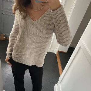 Beige stickad tröja  - Stickad beige tröja från H&M i storlek M, skulle säga att den även passar S. Fint skick. Använd gärna köp nu!