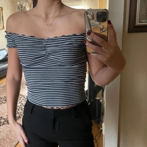 Hollister topp - Randig offshoulder topp