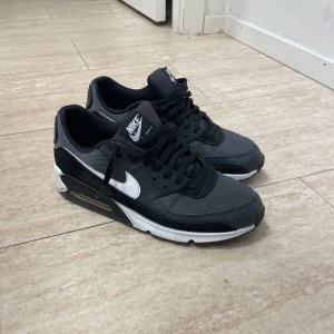 Nike Air Max 90 - Nike air Max 90 i bra skick, hällapparna är slitna, men går att fixa. Nypris runt 1600 mitt pris 600.