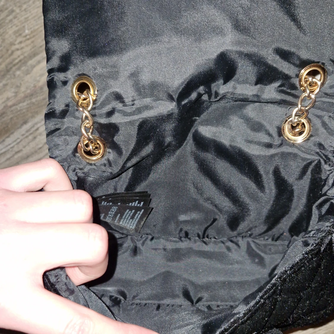 Svart quiltad axelväska med guldkedja - 92