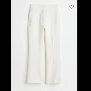Vita byxor från H&M - Säljer ett par stilrena vita kostym byxor från H&M i storlek 36. 