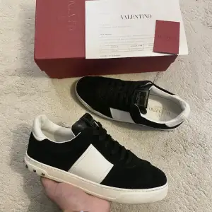 Säljer ett par snygga Valentino sneakers i svart mocka med vita detaljer. Skorna har en cool design med nitar på hälen och en bekväm sula. Perfekta för både vardag och fest! Kommer med originalkartong och kvitto. Skorn är i nyskick och säljer för endast 3500 vid snabbafärr kan priset diskuteras 🤩🤩