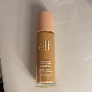 e.l.f. Halo Glow Liquid Filter - Säljer en e.l.f. Halo Glow Liquid Filter i nyansen Fair/Light. Perfekt för att ge huden en strålande och jämn finish. Kommer med en praktisk applikator för enkel applicering. Perfekt för att skapa en naturlig glow! Den är endast testad. Köpte den för 189 kr på Kicks. Säljer min för 140🥰