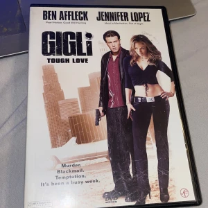 Gigli - Tough Love - DVD-film med Ben Affleck och Jennifer Lopez i huvudrollerna. En actionkomedi om gangstern Larry Gigli som får i uppdrag att kidnappa en mäktig åklagares bror. Filmen bjuder på spänning och romantik med en twist. Perfekt för en filmkväll med vänner!