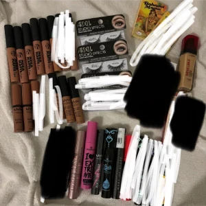 Massa oanvänt smink  - Jag säljer allt smink på bilderna som är helt oanvänt och oöppnat. Många produkter har dessutom plast runt om sig. Produkterna kan säljas både var för sig samt i paket priser. För mer info gällande produkterna samt pris förslag, hör gärna av er☺️☺️❤️ 