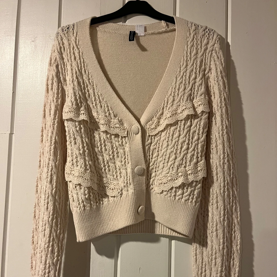 Beige kofta med spetsdetaljer