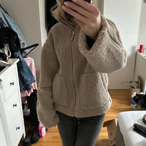 Pilejacka från h&m - Säljer denna trendiga pilejacka från h&m i mycket bra skick då jag har andra liknande. Perfekt för höst och vinter. Jackan har en dragkedja framtill och två stora fickor. Storlek 158/164 men passar mig som har XS/S. Endast använd 1 gång. Skriv privat för fler bilder 